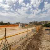 Ma ci basta percorrere qualche decina di metri per venire fermati da un muro di cemento che delimita il cantiere in corso del nodo ferroviario